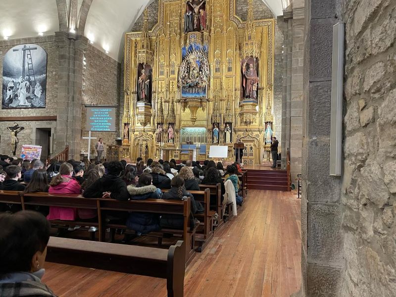 200 lagun inguru gazteen topaketan, Galdakaon