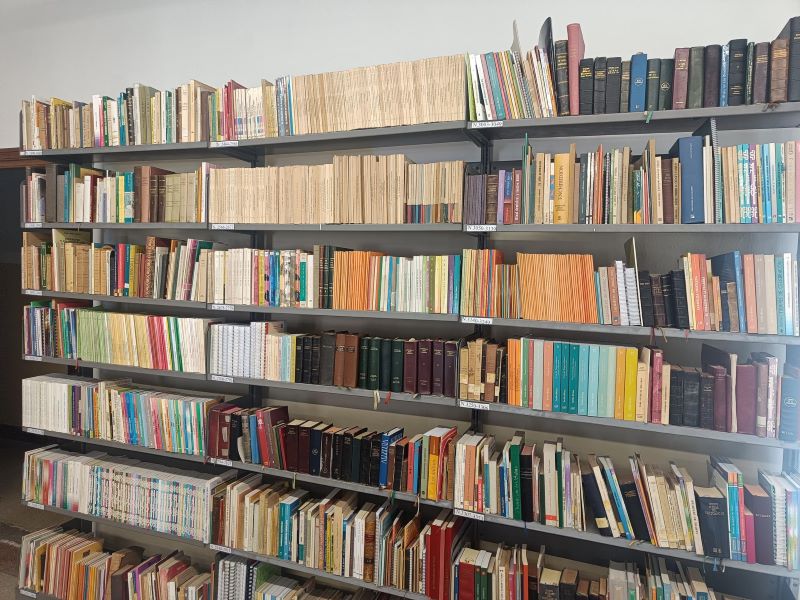 Catalogada la biblioteca antigua de la parroquia San Francisco de Asís