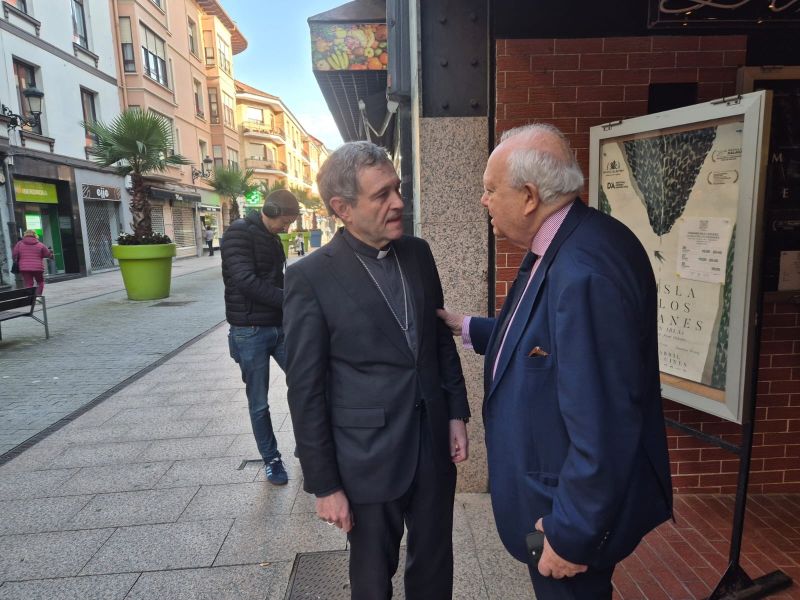 Miguel Ángel Moratinos con el obispo