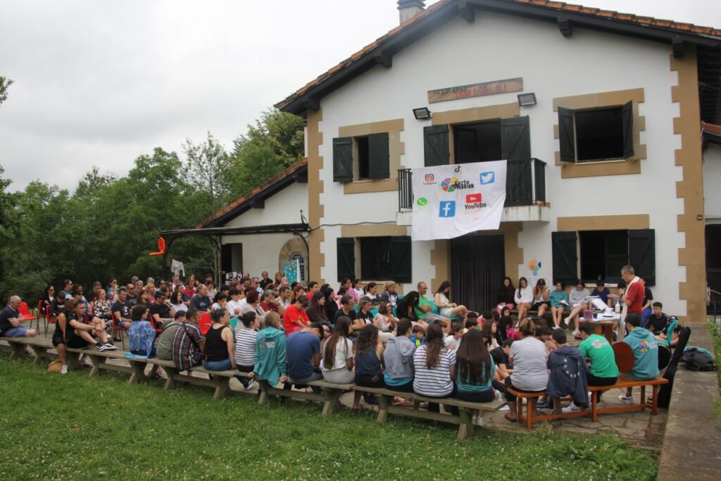ÑOA Este domingo 22 de junio hemos celebrado el día de familias del campamento de Gaztenahiak, grupo de preadolescentes de 10 a 15 años de la Up Errekarte. Familias y amigos se acercaron a pasar el dia con nosotros, compartir la eucaristía, comida, juegos preparados por la chavaleria y bingo musical. Fue un día lleno de emociones en comunidad y bonito para recordar. Todavia nos quedan varios días para disfrutar en Orobio y cerrar el curso
